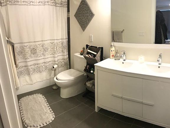 5th image of 1834 Vineyard St Unit 13