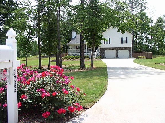 Nice Level Lot on Quiet One-Street Neighborhood