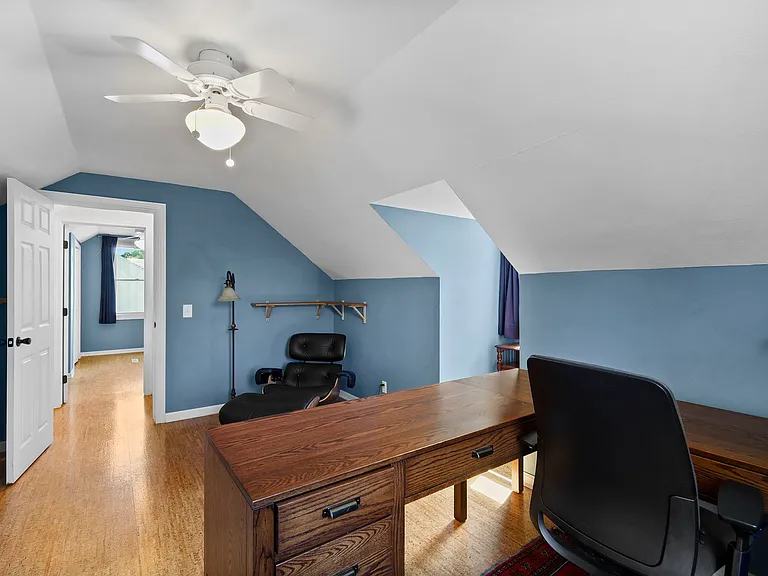 Upper level - Bedroom/Office1