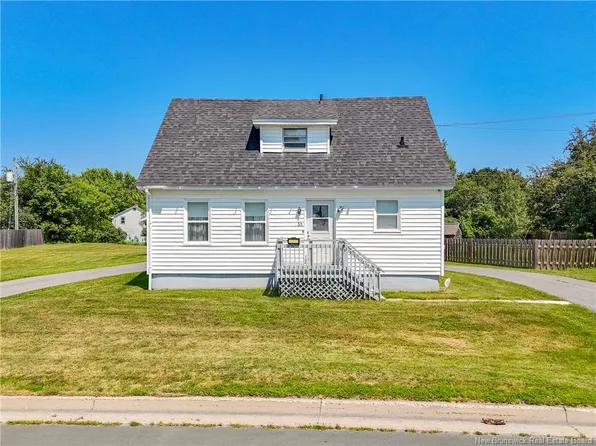 35 Coronation St, Fredericton, NB E3A 4K5