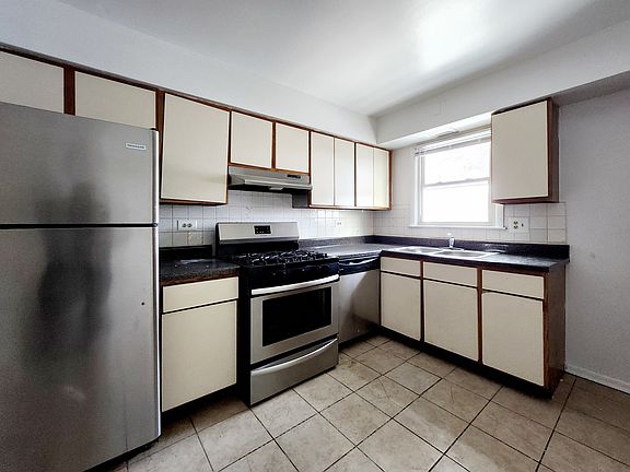 3rd image of 1318 W Lunt Ave APT 202