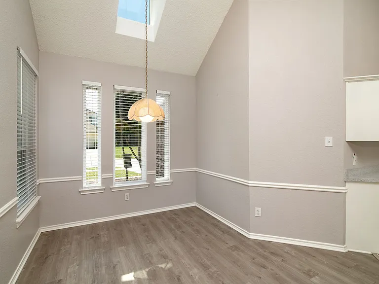 1329 Maywood Ct — Photo 7