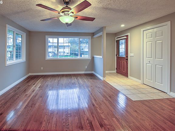 4th image of 713 NE 152nd Ave