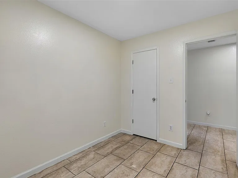 1117 Willersley Ln — Photo 7