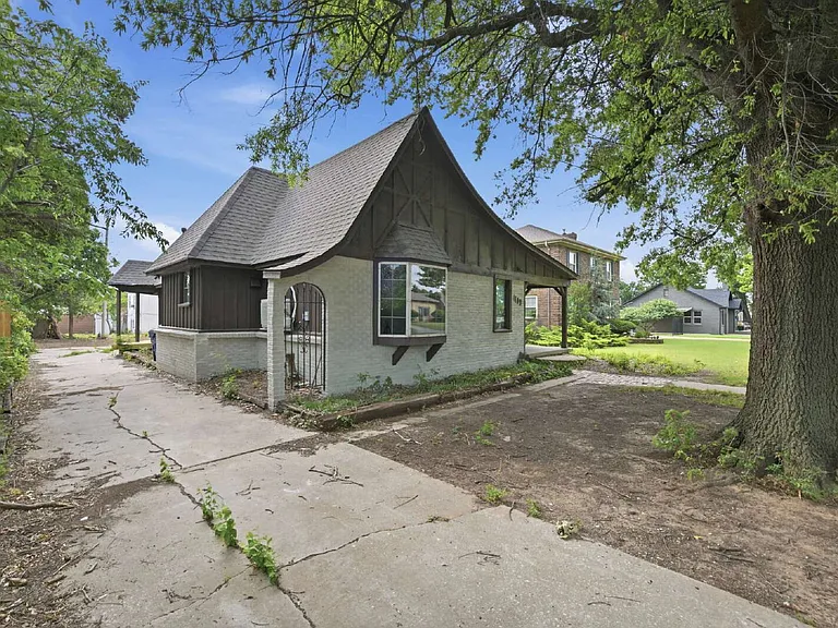 1109 S Ellison Ave — Photo 2
