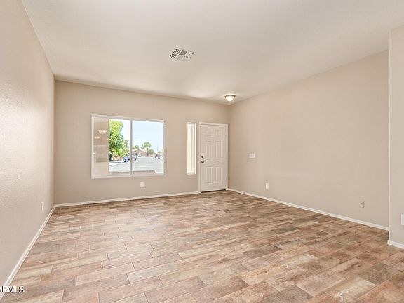5th image of 801 S 123rd Dr