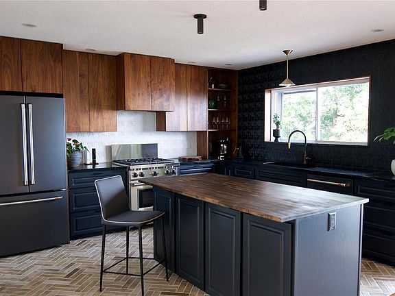 3rd image of 765 Horseshoe Rd