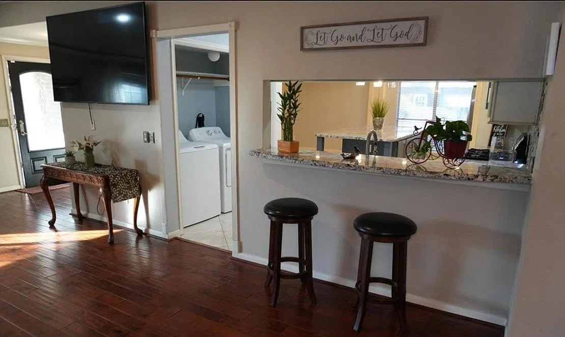 3 bed, 2.0 bath, 2028 sqft, $2,300 — Photo 4