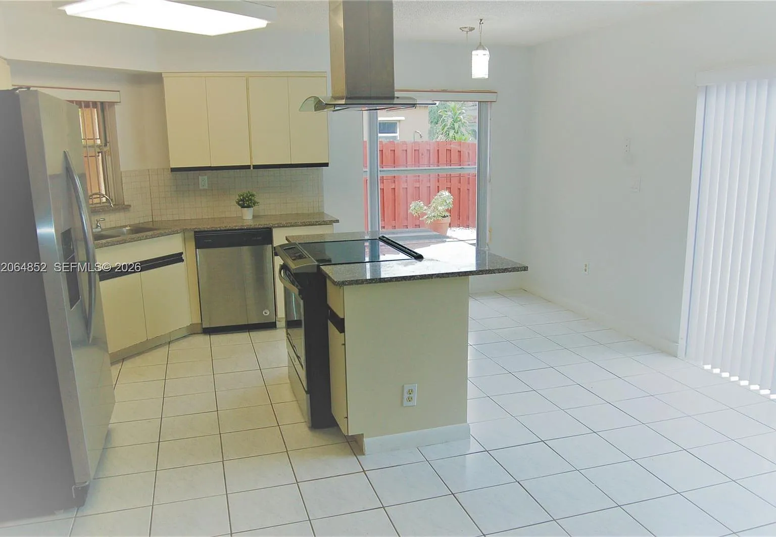 3 bed, 2.0 bath, 1350 sqft, $3,500 — Photo 4