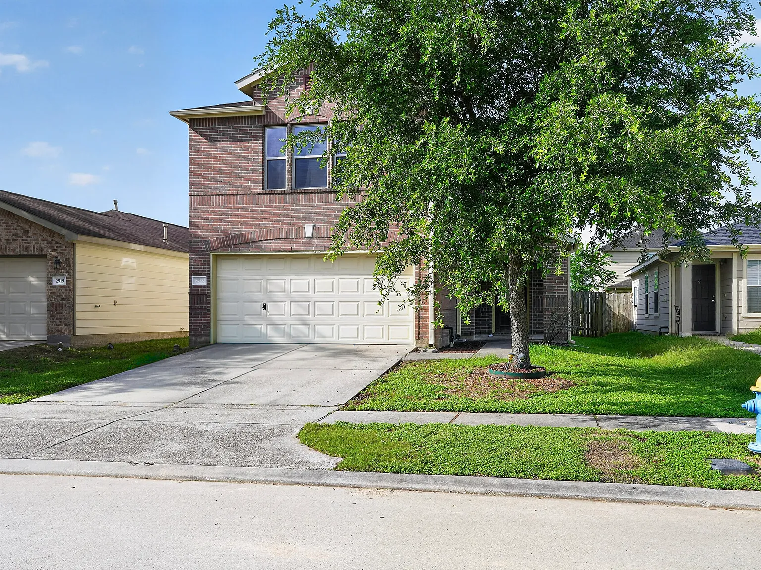 3 bed, 2.5 bath, 2096 sqft, $2,640 — Photo 2