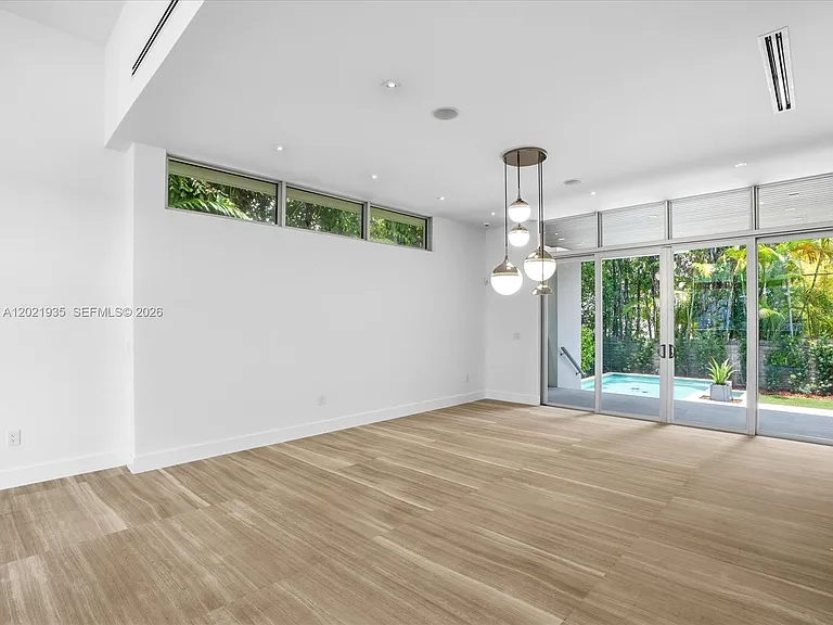 125 Hampton Ln — Photo 13