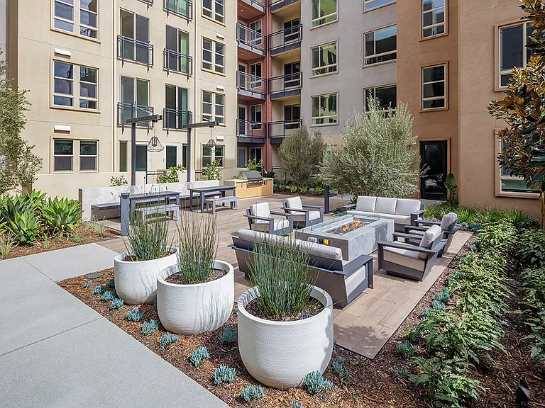 Courtyard with Fire Pit & Grilling - Esperanza at Duarte Station