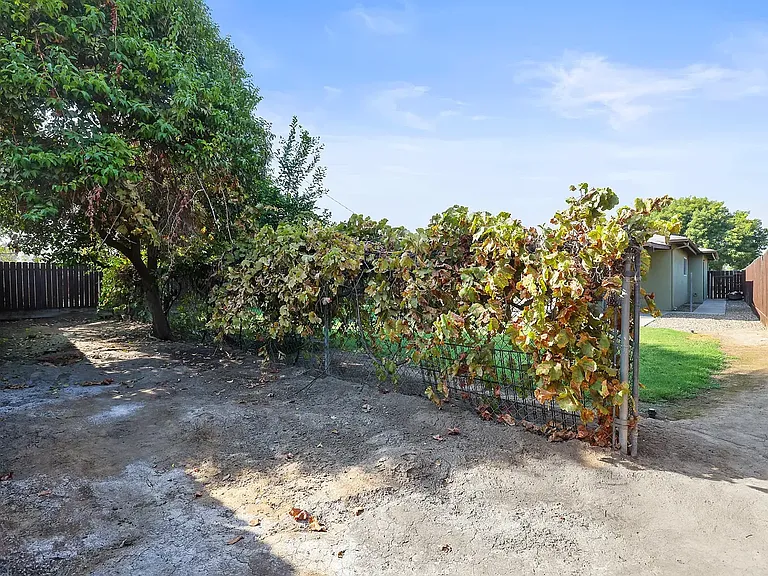 4335 W Tulare Ave — Photo 23
