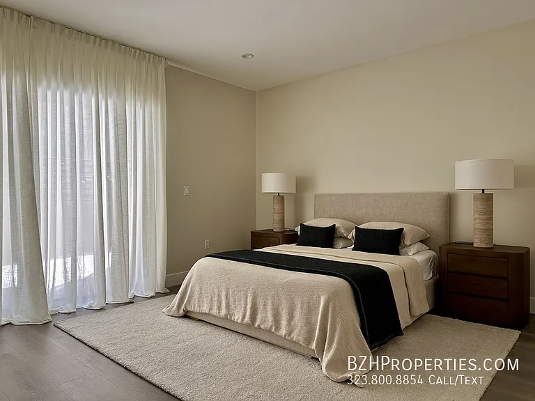 1223 N Hayworth Ave — Photo 18