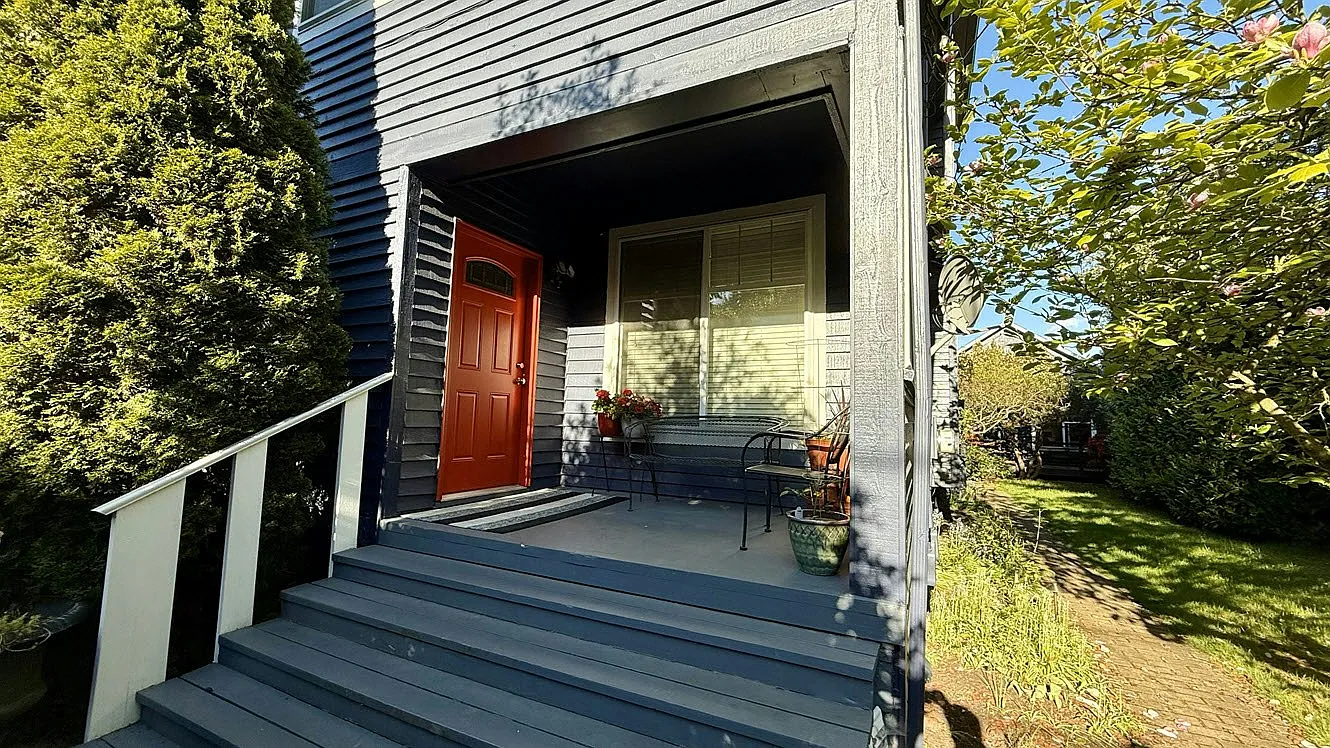 322 24th Avenue East, Unit B — Photo 1