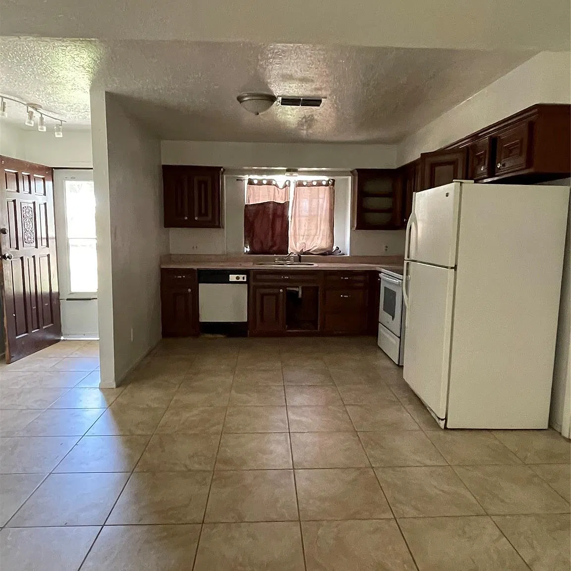 3 bed, 2.0 bath, 1097 sqft, $1,800 — Photo 2