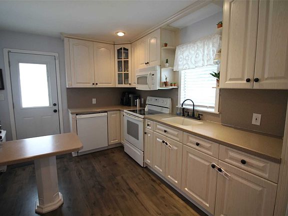 4th image of 13 Cherrytree Ln