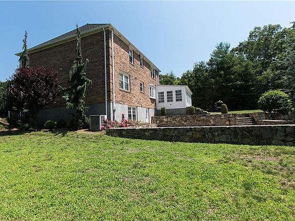 2nd image of 7 Rollingwood Dr