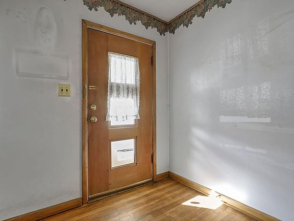 2nd image of 810 Walker St