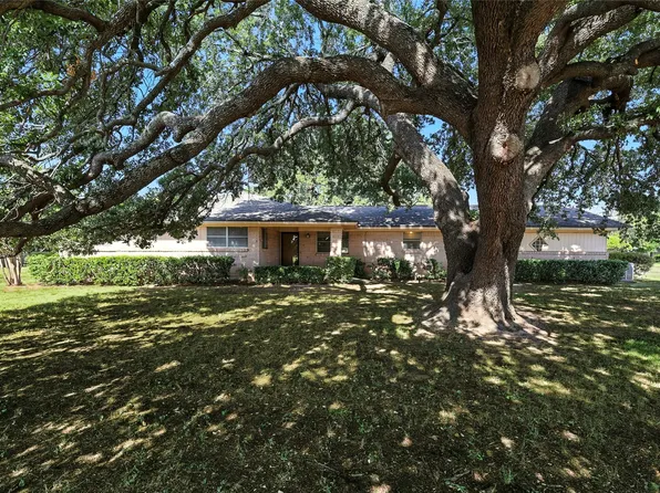 7133 Douglas Ln, North Richland Hills, TX 76182