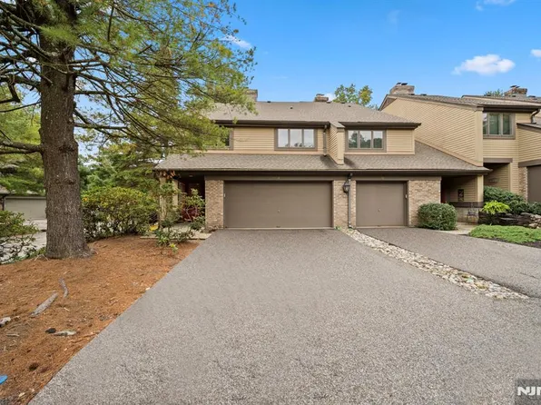 8 Sandburg Ct, Mahwah, NJ 07430