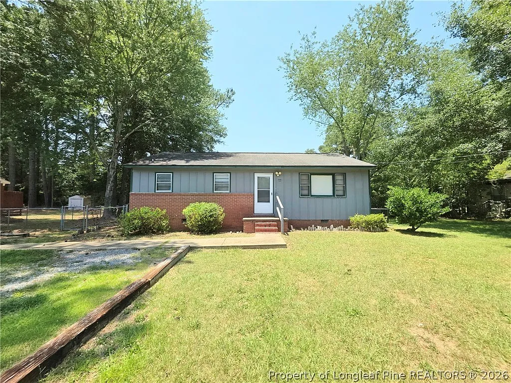 3 bed, 1.0 bath, 1001 sqft, $1,150 — Photo 1