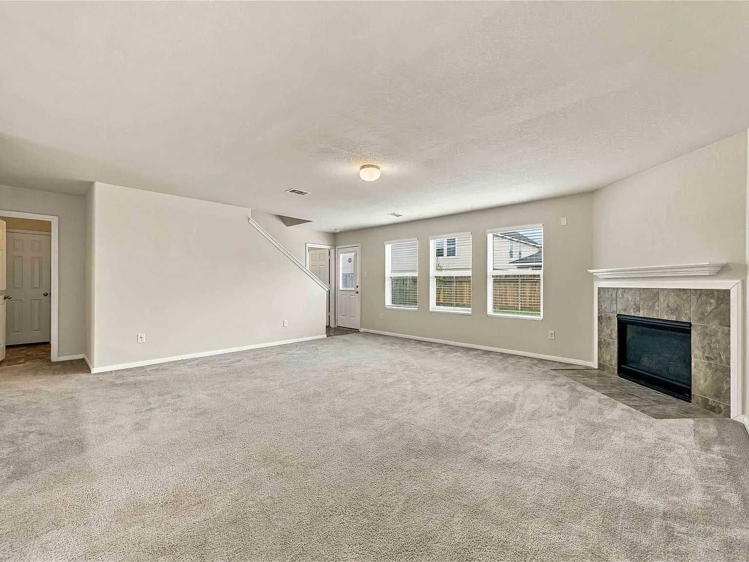 4 bed, 2.5 bath, 2348 sqft, $2,000 — Photo 4