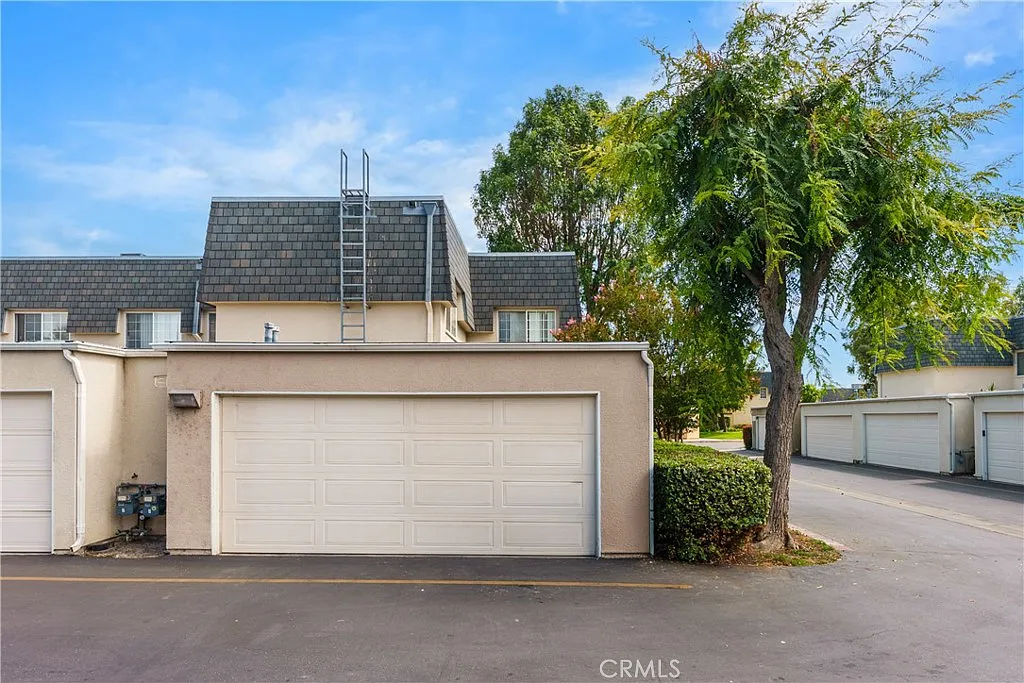 4 bed, 1374 sqft, $3,650 — Photo 2