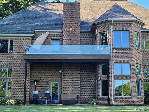 3rd image of 8270 Islandview Ct