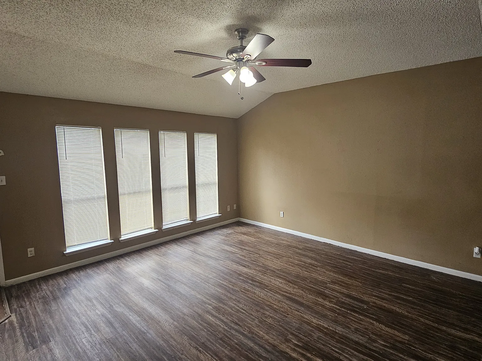 4250 Southchase Ln, Houston TX — Photo 4