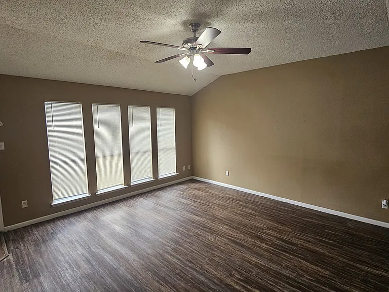 4250 Southchase Ln — Photo 4