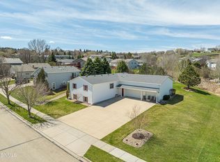 1900 Lilac Ln, Bismarck, ND 58501