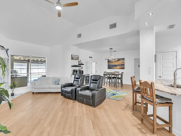 15829 Vincent Dr — Photo 3