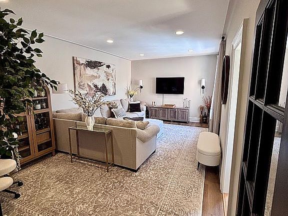 3rd image of 143 Garth Rd APT 6R