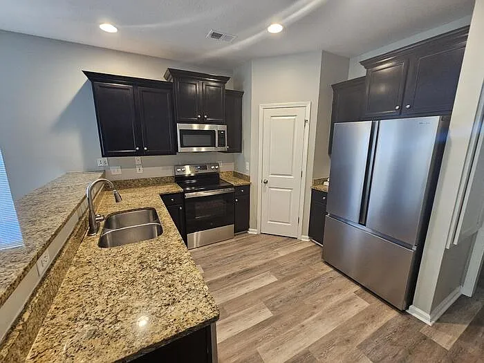 4 bed, 2.5 bath, 1970 sqft, $2,195 — Photo 4
