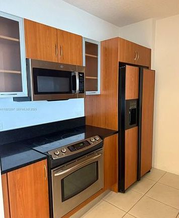 5th image of 18800 NE 29th Ave APT 1008
