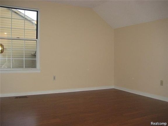 4th image of 31136 Columbia Dr
