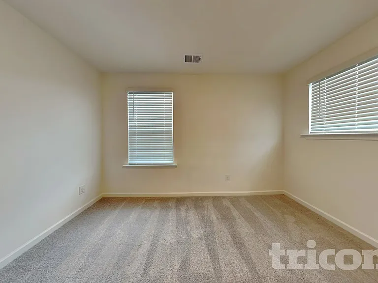 1940 Logan Ln — Photo 7
