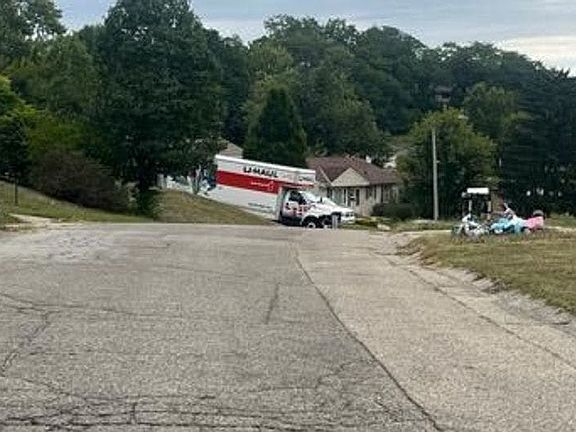 5th image of 588 Valley View Dr