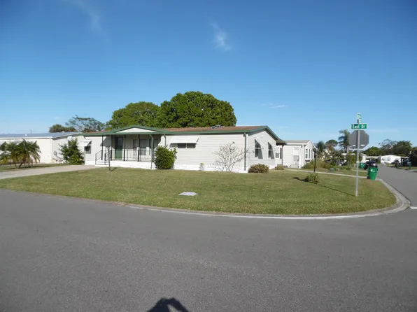 498 Dolphin Cir, Barefoot Bay, FL 32976