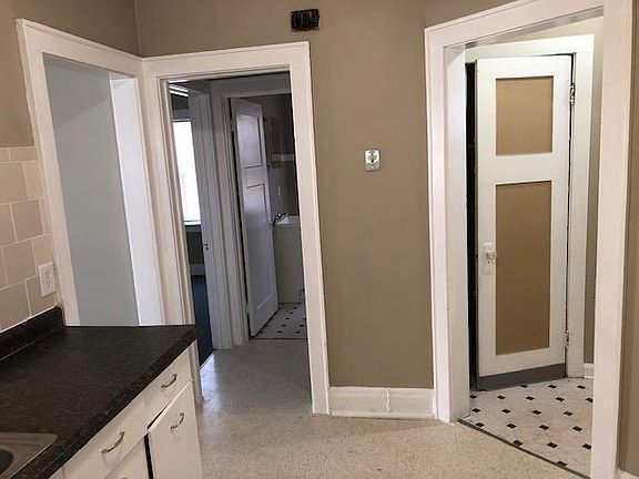 4th image of 2302 W Capitol Dr