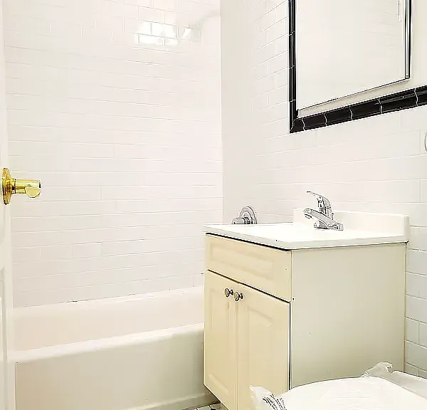 60 Turner Pl #4L — Photo 6