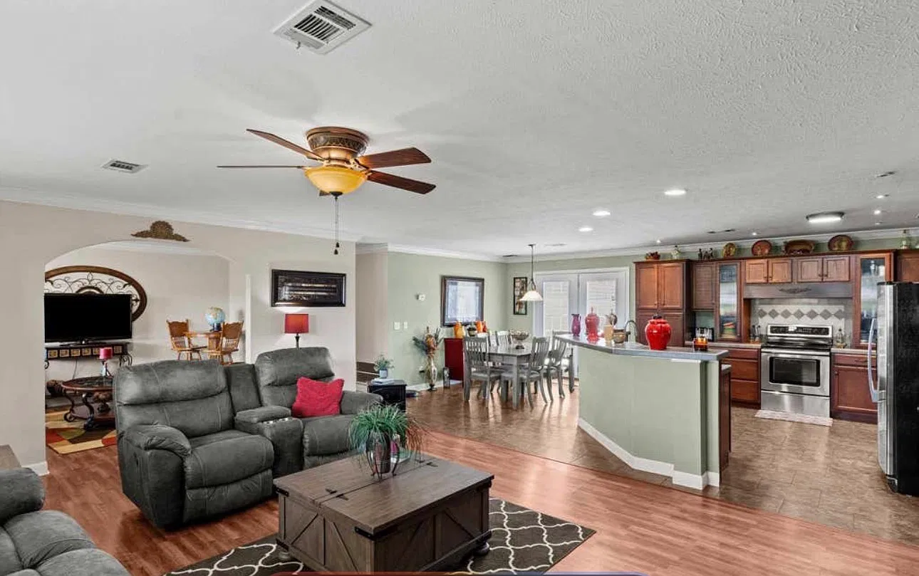 3 bed, 3.5 bath, 3800 sqft, $2,750 — Photo 2