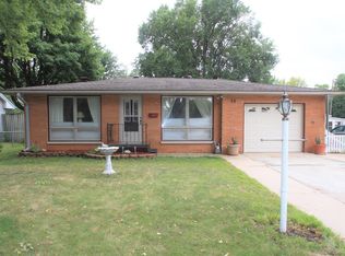 13 Clover Ln, Mason City, IA 50401