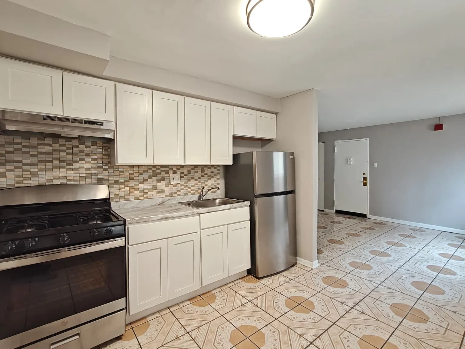 Beautiful Apartment Available Now! — Photo 4