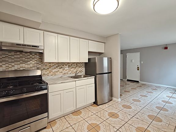 4th image of 7108 Oxford Ave #41