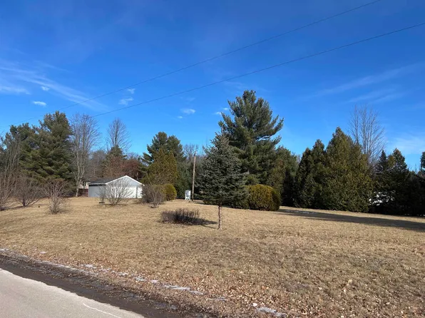 N7096 Oakwood Dr, Shawano, WI 54166