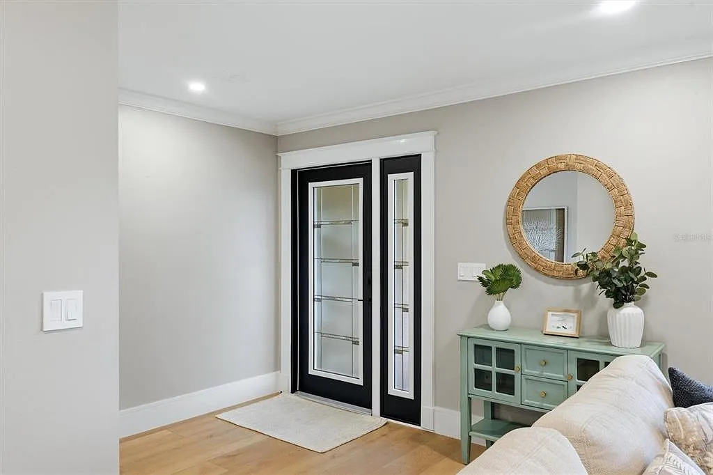 3 bed, 2.0 bath, 1953 sqft, $10,000 — Photo 4