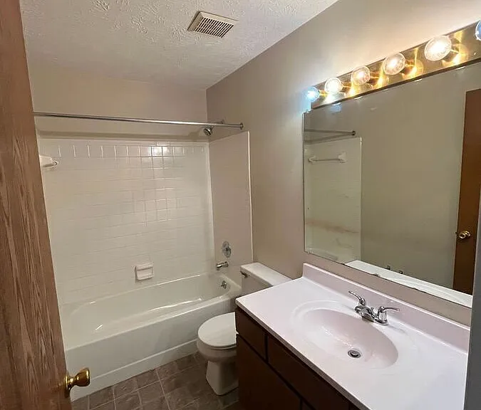 24 Woodland Hills Dr #11 — Photo 5