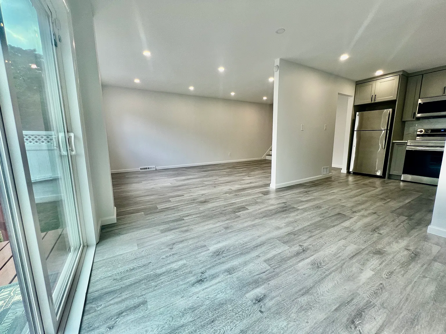 3 bed, 2.5 bath, 1325 sqft, $3,740 — Photo 3
